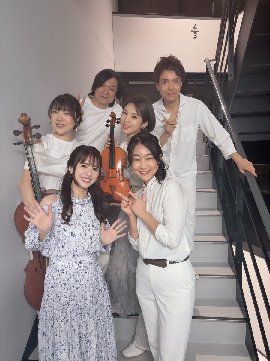 Fujita_Maiko's tweet photo. 昨日は大雨と風の中の開催で、ライブ開始時間までずっと葛藤もありましたが、覚悟を決めてやりきろうとステージに向かいました。

1曲目の「恋に落ちて」の演奏は原点でもあるピアノ、バイオリン、チェロの編成で、さやか、なっちゃん、ゆみちゃんがステージに出ていくと拍手が鳴り止まなくて、そこでもう舞台袖で涙をこらえていました。

1曲目を歌い終えて挨拶をしたら、客席のみなさんはきっとびしょ濡れになって会場に来てくださったはずなのに、今日は思いきり楽しむよという気迫のような一体感のようなものを感じて、ライブを進めていくと本当に会場が温かくて、みんなで今日のライブを成功させてくれてるんだと思いました。

休憩時間にバンドメンバーと楽屋に戻りながら、「お客さんすごいね」「いいライブだ」と言い合ってまた涙をこらえ、ずっと涙をこらえていた時間でした。

最後のMCではこらえきれずにもう泣いていましたが、いろんな思いがある中で心から楽しんでステージに立っている自分がいました。会場が大きくなってからは、ステージの上で恐れがない日はなかったくらい、やがてはもうライブを決めたくないと思ってしまうくらいに、いつも不安と闘いながらステージに立ってきました。ここ2年くらいようやく本当に安心して立てるようになり、自分の中のその救いのような大きな変化も、年月をかけた分これからは自信になると信じています。

客席のみなさん、バンドメンバー、そしてスタッフのみなさんのおかげで本当にいいライブになったと心から思いました。20年間が詰まっていました。そんな特別なライブを映像にも残してもらえて本当に良かったです。映像作品の編集作業で見られる日、そして映像作品になってみなさんに見ていただける日が楽しみです。

コブシマルもライブを盛り上げてくれました✨

何回伝えても足りないくらい、本当にありがとうございました。

#藤田麻衣子
#ライブ
#20周年