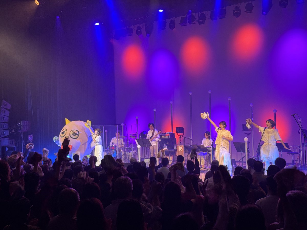Fujita_Maiko's tweet photo. 昨日は大雨と風の中の開催で、ライブ開始時間までずっと葛藤もありましたが、覚悟を決めてやりきろうとステージに向かいました。

1曲目の「恋に落ちて」の演奏は原点でもあるピアノ、バイオリン、チェロの編成で、さやか、なっちゃん、ゆみちゃんがステージに出ていくと拍手が鳴り止まなくて、そこでもう舞台袖で涙をこらえていました。

1曲目を歌い終えて挨拶をしたら、客席のみなさんはきっとびしょ濡れになって会場に来てくださったはずなのに、今日は思いきり楽しむよという気迫のような一体感のようなものを感じて、ライブを進めていくと本当に会場が温かくて、みんなで今日のライブを成功させてくれてるんだと思いました。

休憩時間にバンドメンバーと楽屋に戻りながら、「お客さんすごいね」「いいライブだ」と言い合ってまた涙をこらえ、ずっと涙をこらえていた時間でした。

最後のMCではこらえきれずにもう泣いていましたが、いろんな思いがある中で心から楽しんでステージに立っている自分がいました。会場が大きくなってからは、ステージの上で恐れがない日はなかったくらい、やがてはもうライブを決めたくないと思ってしまうくらいに、いつも不安と闘いながらステージに立ってきました。ここ2年くらいようやく本当に安心して立てるようになり、自分の中のその救いのような大きな変化も、年月をかけた分これからは自信になると信じています。

客席のみなさん、バンドメンバー、そしてスタッフのみなさんのおかげで本当にいいライブになったと心から思いました。20年間が詰まっていました。そんな特別なライブを映像にも残してもらえて本当に良かったです。映像作品の編集作業で見られる日、そして映像作品になってみなさんに見ていただける日が楽しみです。

コブシマルもライブを盛り上げてくれました✨

何回伝えても足りないくらい、本当にありがとうございました。

#藤田麻衣子
#ライブ
#20周年