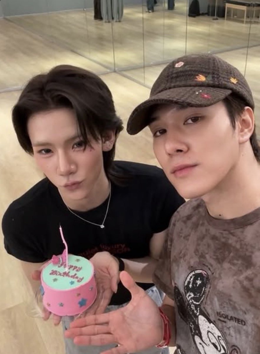 _roseandstars's tweet photo. พี่นานิซื้อเค้กวันเกิดให้น้องด้วย🥹😭 นานิน่ารักกับปลั๊กกี้มากๆ อยากขอบคุณอีกรอบที่เชิญน้องกี้ไปเป็นเกส ดีใจที่นานิเห็นศักยภาพในตัวปลั๊กกี้ โชว์ออกมาสมบูรณ์แบบ 100% เก่งมากๆทั้งคู่เลย https://t.co/MWzkr5jWjK