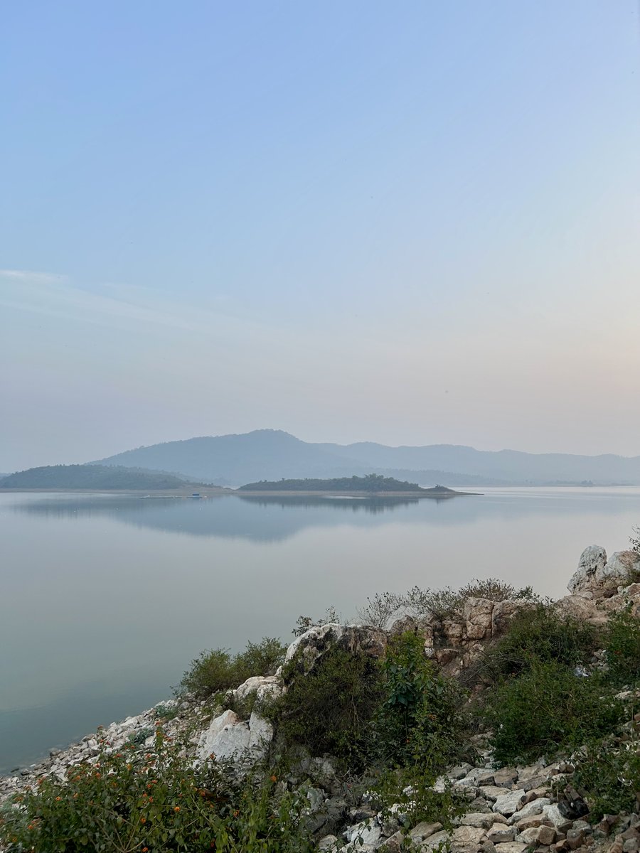 ritz2sin's tweet photo. Since everyone seems to be falling in love with the landscape, here’s a little piece of Bihar that deserves some of that attention , Odhni Dam, Banka. https://t.co/vsEQurveUK