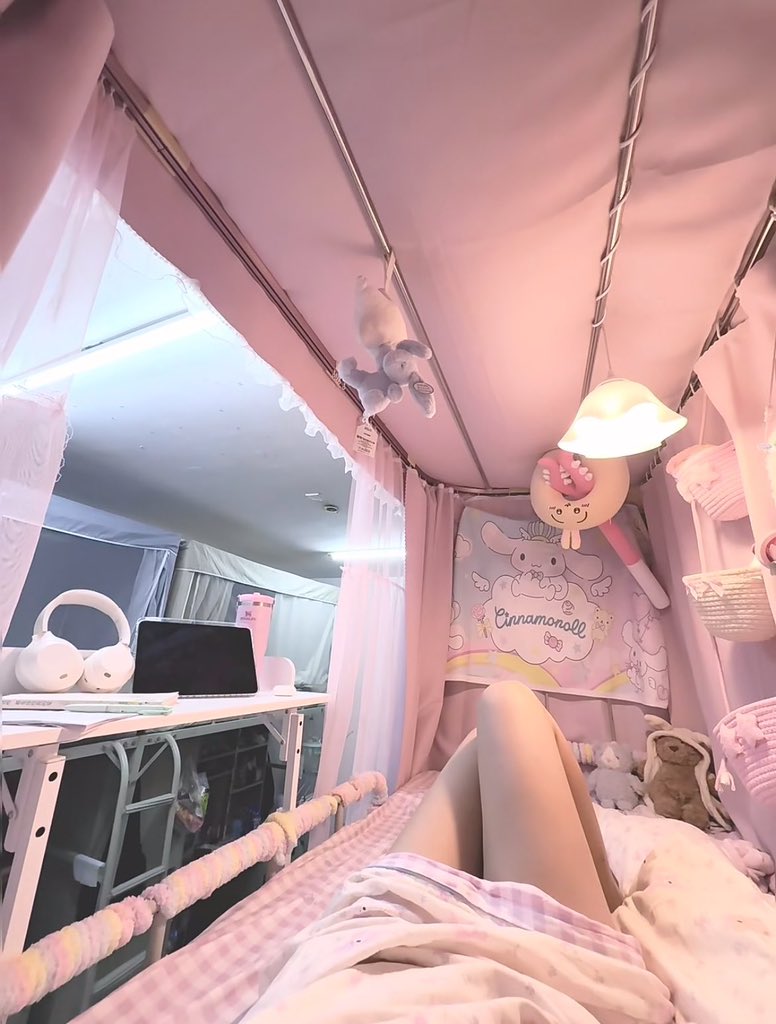 JakeUmstea94922's tweet photo. 今天有点不舒服感冒😷，在宿舍自拍～

谁想看看我18岁女大的福吗！！

不要🚪！我真是女菩萨！

看完不许说我黑😬 https://t.co/6FhzK0ZKJw
