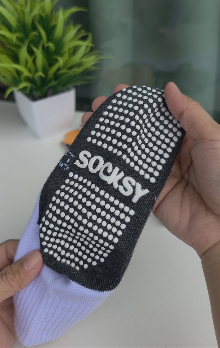 PiiPrang's tweet photo. 🧦🤍 ถุงเท้านักเรียนที่ไม่ได้มีดีแค่สีขาว! รุ่นนี้พื้นเทาและมีปุ่มกันลื่นถึง 300 ปุ่ม 👣✨
Socksy ถุงเท้านักเรียนสีขาว พื้นเทา ดีไซน์มีปุ่มกันลื่น ช่วยเพิ่มความมั่นใจเวลาเดินหรือทำกิจกรรมต่าง ๆ เหมาะสำหรับใส่ไปโรงเรียนในทุกวัน 🎒

พิกัด🛒https://t.co/TdRjUCVswk https://t.co/zq4mnqoCUa