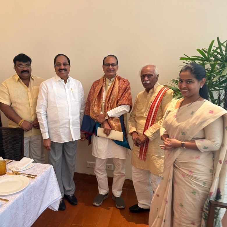 Dattatreya's tweet photo. Shri Bandaru Dattatreya, Former Governor had a courtesy meeting with Shri Shivraj Singh Chouhan, Union Minister in Hyderabad.

In this meeting, Shri Tummala Nageswara Rao, Minister for Agriculture, Telangana State, Smt. Bandaru Vijayalakshmi, State Secretary, BJP participated. https://t.co/y515zjC7lu