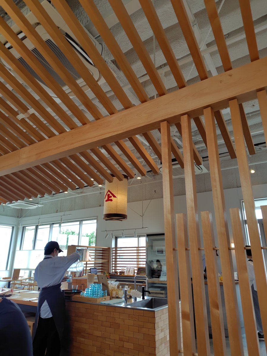 kiyokko's tweet photo. 小田原のかまぼこ屋さんのカフェに行ってきた！ワンプレートランチのラタトゥイユにイワシつみれ入っててめちゃ美味しかった…カレーもイワシ団子パクチー入りで美味しい。また行きたい。
今日暑くて海の近くのお店まで歩いていくのにヘロヘロになったけどお土産のかまぼこも買って元気に帰ってきた✌️ https://t.co/RLwGZVFmSj