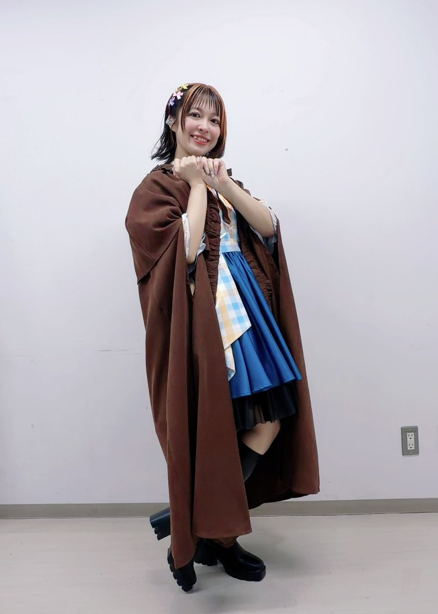 sachi_oga's tweet photo. ミリオン14thの思い出
お衣装👗✨

まつりちゃんverと完全体！おまけにGirl meets Wonderの旅人さん👑
エミリーちゃんver撮りそびれた…

衣装さんの愛とこだわりがたっぷり詰まってて可愛いんだ！しかも動きやすいの✨
 #ミリオン14th_day1 https://t.co/I51nQ3NY4Z