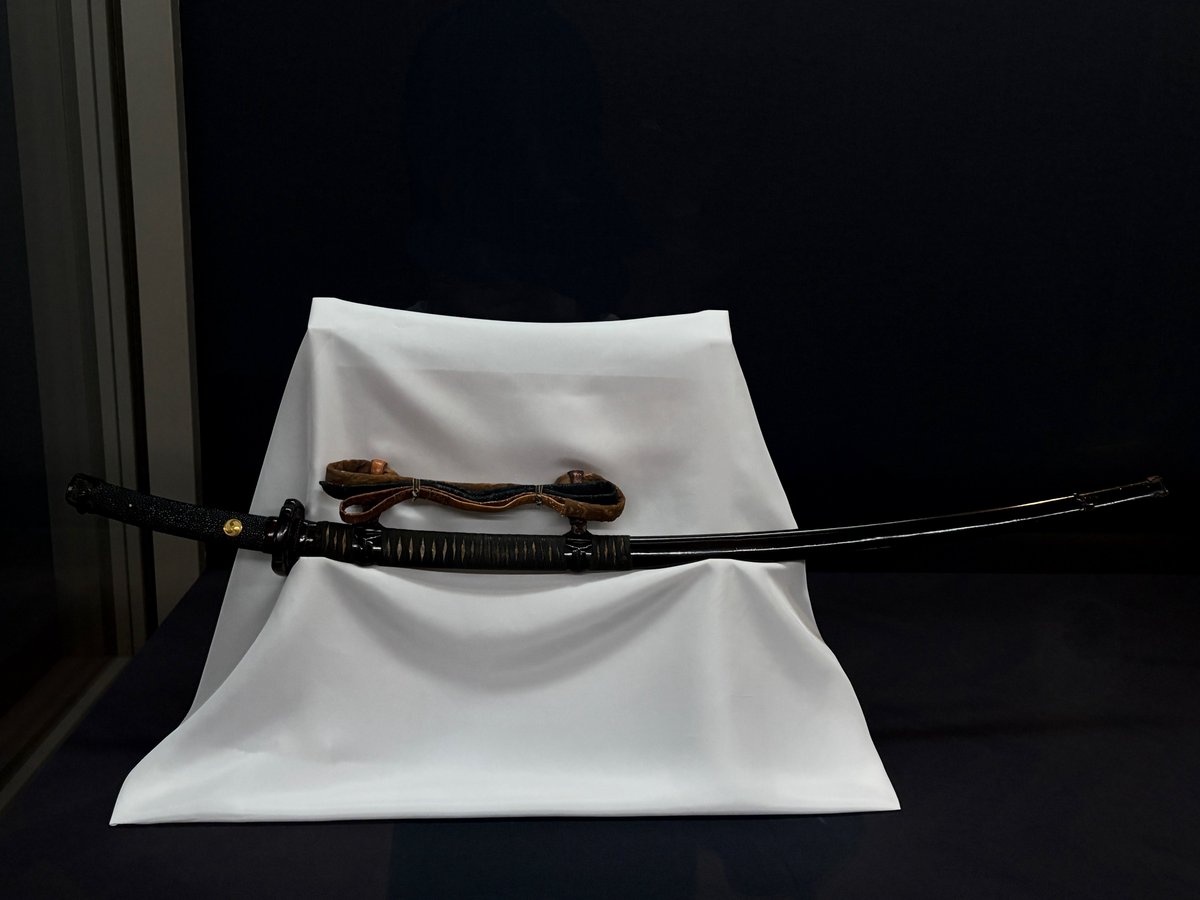 irachinekochan's tweet photo. 厚藤四郎と獅子王も展示されてて神がとう 獅子王は拵と並んで展示されてて 進○ゼミでやったところだ‼️体験をした https://t.co/Blra3i7tYB