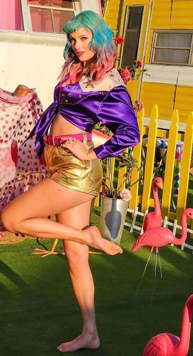 Michael79312's tweet photo. Tay of the day: Sometimes you just gotta play the hits…she’s got the best legs in the world 🥵🔥😵‍💫🙌🥰👸👅 https://t.co/ddKgLgPYz9