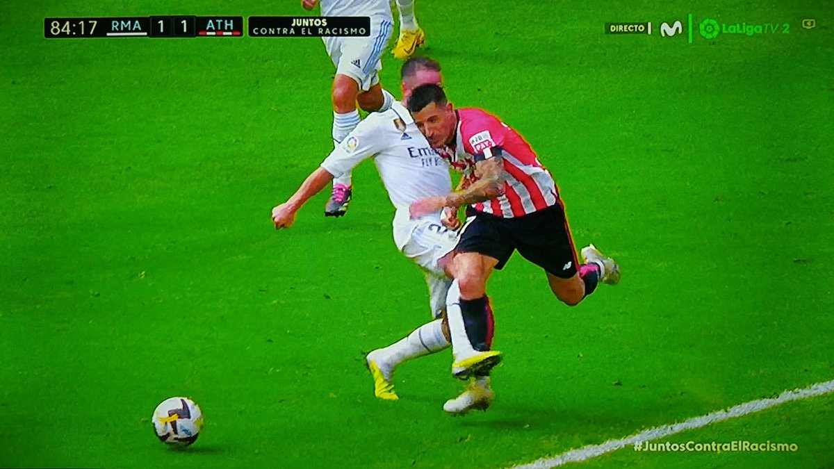 AtmRumores's tweet photo. Bellingham le propinó un esguince colateral medial en la rodilla a Correa.

Carvajal le propinó una rotura del peroné a Yuri.

Sergio Ramos le propinó una luxación acromioclavicular a Salah.

Marcelo le propinó un esguince de tobillo de grado II-III.

Ninguna fue roja. https://t.co/CvWiIrZrdH