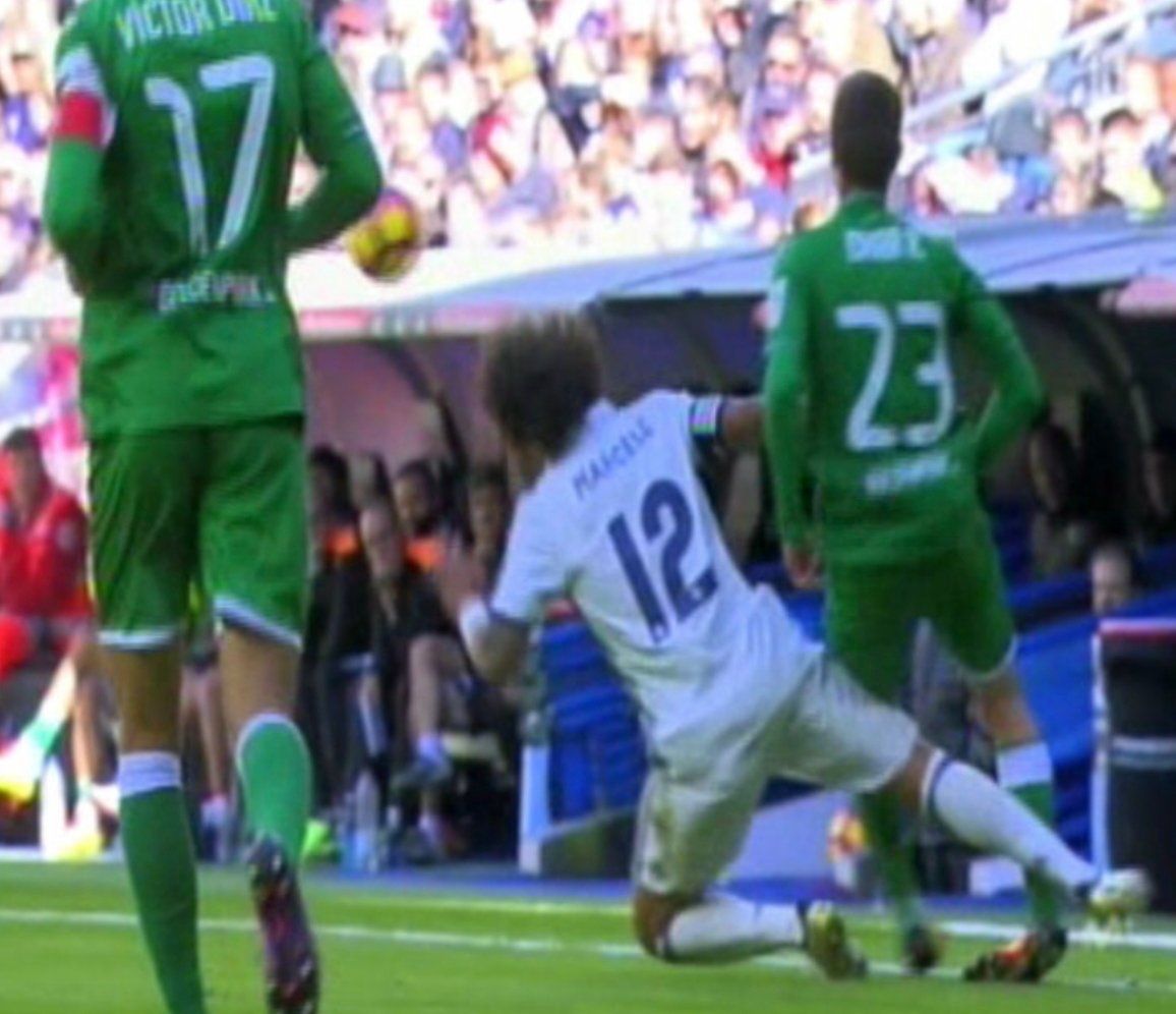 AtmRumores's tweet photo. Bellingham le propinó un esguince colateral medial en la rodilla a Correa.

Carvajal le propinó una rotura del peroné a Yuri.

Sergio Ramos le propinó una luxación acromioclavicular a Salah.

Marcelo le propinó un esguince de tobillo de grado II-III.

Ninguna fue roja. https://t.co/CvWiIrZrdH