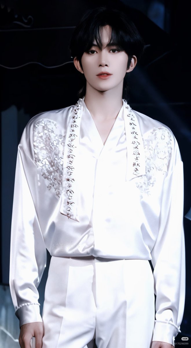 lilstarsheart's tweet photo. SHANTIAN (山忝) official page just revealed that the shirt axing wearing is from their 2026 F/W collection.

It looks sooo good on him, especially with those delicate embroidery details. The whole look giving simple, clean yet elegant & royal vibes

Link: https://t.co/VQhKN4q6xK

#EliotHuang #HuangXing #黄星