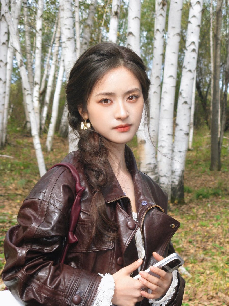 archiveshenyue's tweet photo. Shen Yue assistant shared snaps from OPPO Find X10 Pro Max campaign 📸

“Autumn Travelogue 🍁”

#ShenYue #沈月 https://t.co/5v252hcHyP