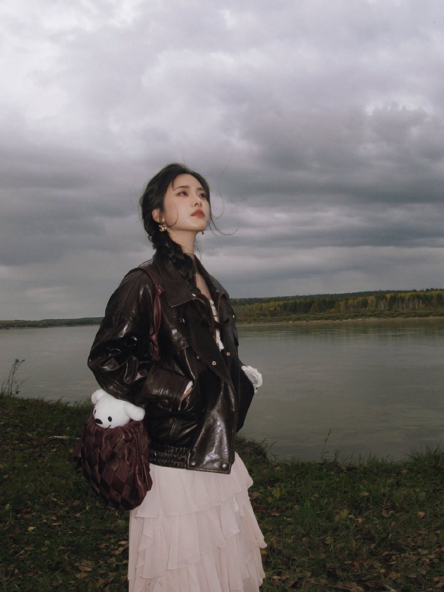 archiveshenyue's tweet photo. Shen Yue assistant shared snaps from OPPO Find X10 Pro Max campaign 📸

“Autumn Travelogue 🍁”

#ShenYue #沈月 https://t.co/5v252hcHyP
