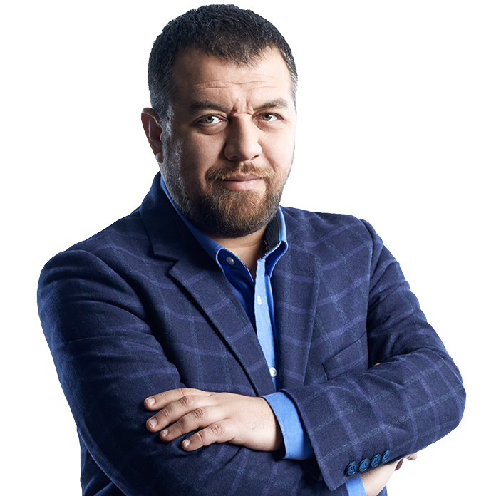 zekibahce's tweet photo. Yeni Şafak yazarı İsmail Kılıçarslan:

"Türkiye sevgimizi ve Recep Tayyip Erdoğan'a bağlılığımızı kullanarak bizi 'salak' zannetmenize de en hafif tabirle içerliyoruz artık.

Farkında olup olmadığınızı çok merak ettiğimiz bazı şeyler var. Bunlardan ilki, son 4-5 yılda nasıl bu denli yoksullaştığımızın farkında olup olmadığınız. 

Aracımıza benzin almaya korkuyoruz, marketten gönlümüzce alışveriş yapmaya korkuyoruz, ev kiralamaya korkuyoruz, işçi çalıştırmaya korkuyoruz, işçi olarak çalıştığımızda aldığımız paranın geçimimize yetmeyeceğinden korkuyoruz.

Siz de arada bir çıkıp yeni vergi kalemlerini sayıyor, hatta 'Savaş olmasaydı enflasyon şu kadar olurdu' falan diyorsunuz. Okullar olmasaydı da maarifi yönetmek çok kolay olurdu zaten.

İkinci anlamadığımız taraf şu. Kimin yetkili olduğunu bilmeden söylüyorum. Fonlar, sahibi oldukları şirketleri borsada spekülasyonlarla milyar dolarlık hacimlere ulaştırıp vatandaşın parasını cukkalarken bu işin yetkilileri tam olarak ne işle meşguldü?

Hadi adamlar aşırı uzmandı da fark edilmediler diyelim. İstifalar nerede o vakit? 'Yahu bu fonlar vatandaşın 15 milyar dolarını çalarken ben uyumuşum, kusura bakmayın' diyerek istifa eden yöneticiler nerede?

Üçüncü anlamadığımız taraf şu. Bazı beyaz, aşırı beyaz, bembeyaz adamların niçin 'başımızın üzerinde yeri' oluyor her seferinde? Özel toplantılarında 'Ya bu Tayyip de çok şey abii' diye ağzını yaya yaya konuşan bit yavrularıyla Recep Tayyip Erdoğan'ın adamı olduğunu iddia edenlerin ne işleri oluyor her seferinde?"