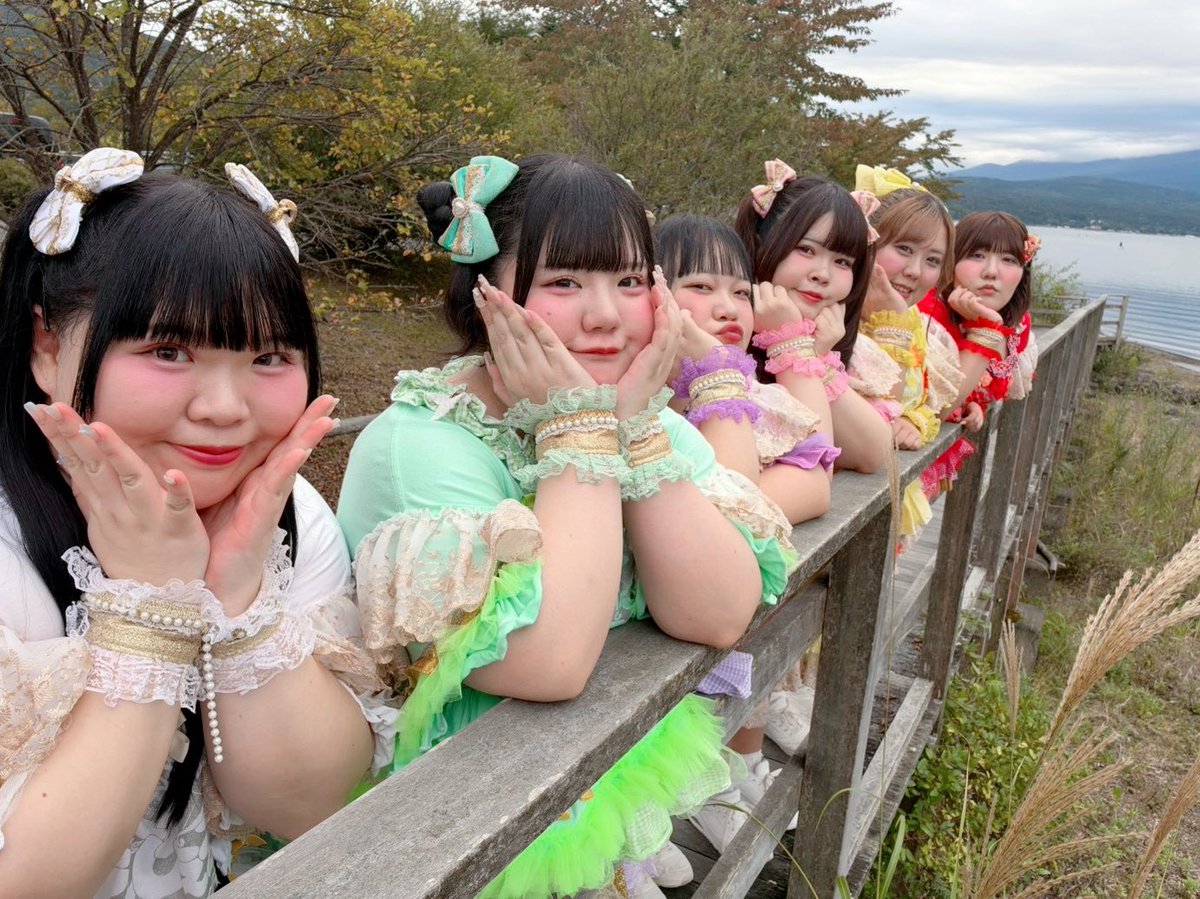 big_angel5's tweet photo. 本日は「SPARK 2026 in YAMANAKAKO」
ありがとうございました🗻💞

夏の終わりにアツアツのライブ、お楽しみいただけましたか🥹💕？
線香花火🎇もヘルシーのみんなと一緒に沢山楽しめました🥰🌈

そして沢山のお寿司ありがとうございます🍣 
満腹で一日を終えれて幸せです💞

明日、9/23(水)も
「SPARK 2026 in YAMANAKAKO」です🗻✨
明日のスケジュール🗓️はこちら
🎆15:25-16:25(テント7)
🎤17:25〜17:45 HANARAIステージ
📸18:05〜19:15（18)

🎁びっくえんじぇるお目当て入場特典▷写メ+オリジナルポストカード
⚠️両日ご参加の方にはポストカードに推しメンからサインもお入れします✍️
⚠️スタンプカードを忘れずにお持ちください
🎀23日▷夏フェス衣装(2026Ver.)
🎫https://t.co/ScM45el7Oe 
🌐https://t.co/4D4GBk9803

#SPARK山中湖 2日めも楽しみましょう🎶
夏フェスラストにびっくえんじぇると最高の思い出を作りましょう！🫶🏻
皆様にお会いできるのを楽しみにしています🤭