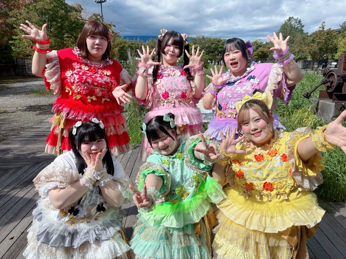big_angel5's tweet photo. 本日は「SPARK 2026 in YAMANAKAKO」
ありがとうございました🗻💞

夏の終わりにアツアツのライブ、お楽しみいただけましたか🥹💕？
線香花火🎇もヘルシーのみんなと一緒に沢山楽しめました🥰🌈

そして沢山のお寿司ありがとうございます🍣 
満腹で一日を終えれて幸せです💞

明日、9/23(水)も
「SPARK 2026 in YAMANAKAKO」です🗻✨
明日のスケジュール🗓️はこちら
🎆15:25-16:25(テント7)
🎤17:25〜17:45 HANARAIステージ
📸18:05〜19:15（18)

🎁びっくえんじぇるお目当て入場特典▷写メ+オリジナルポストカード
⚠️両日ご参加の方にはポストカードに推しメンからサインもお入れします✍️
⚠️スタンプカードを忘れずにお持ちください
🎀23日▷夏フェス衣装(2026Ver.)
🎫https://t.co/ScM45el7Oe 
🌐https://t.co/4D4GBk9803

#SPARK山中湖 2日めも楽しみましょう🎶
夏フェスラストにびっくえんじぇると最高の思い出を作りましょう！🫶🏻
皆様にお会いできるのを楽しみにしています🤭