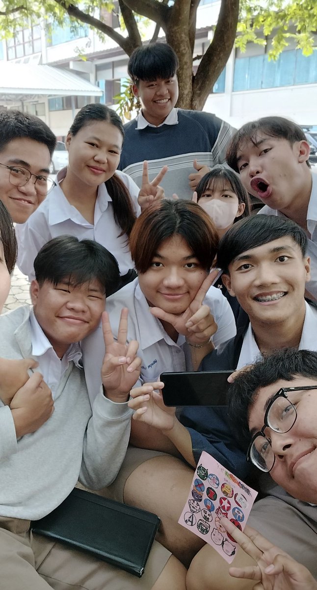 kffriarto's tweet photo. タイ人の白人コンプレックスって凄くて、白人に憧れて肌を漂白してる人も多いよね。ほんとのタイ人は浅黒い肌に、ニンニクのようなぺちゃんこの鼻。だからこそ、白い肌や高い鼻の人たちが重宝されてる。芸能人やミス・ユニバースに出てくる人たちも、鼻を高くしたり肌を白くしたりして、西洋人のような容姿じゃないと芸能人になれない、みたいな風潮がある。