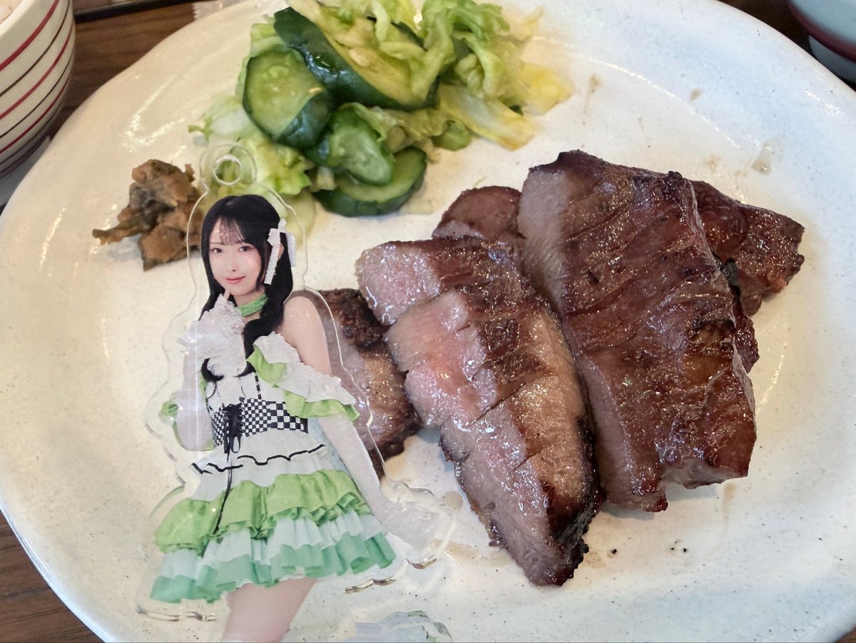 ocnmnnw's tweet photo. 仙台公演も楽しかった！！おちゃなら最高すぎる…！！
牛タン���ずんだもアクスタと相性抜群(？)
#ももも大好き組合 https://t.co/qJWATnXa8B