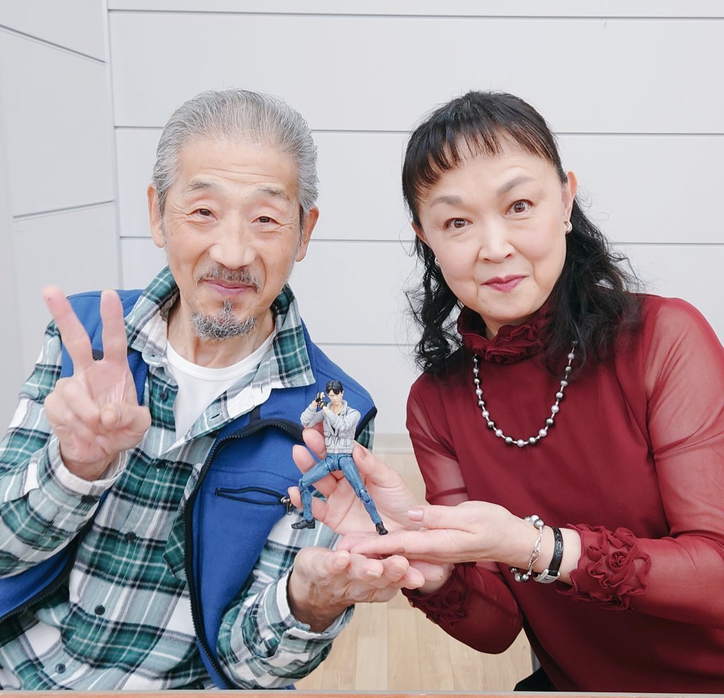 tokusatudiorama's tweet photo. #フォロワーの8割が体験したことなさそうなこと

とあるイベントで、子供の頃に見ていた「仮面ライダーBLACK 」の神官ビシュム役・好井ひとみさん、同じく神官バラオム役の高橋利道さんのブースがたまたまお隣だった。

旦那が幼い頃に同作のファミコンソフトで神官に勝てなかった話をすると「ホホホ！愚かな人間め！」と大サービスで生ボイスを披露して下さった✨

拙作の南光太郎フィギュアを持って記念撮影も‼️
「似てる！これはてっちゃん(倉田てつをさん)だわ！」とのお墨付きも頂きました🫶💫