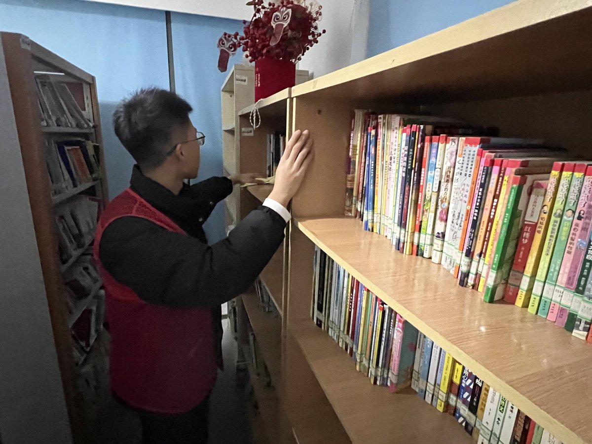 HelenaHongmulc's tweet photo. Spent the morning sorting donated books for the community reading corner—so happy to help neighbors access more stories!  #VolunteerLife #CommunityLove， https://t.co/jANjl9RFo6