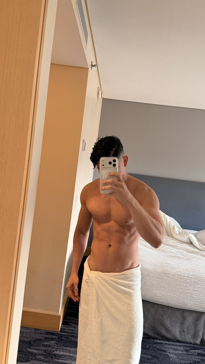 gamez_l2's tweet photo. Mi abdomen // mi bulto 
Cuál te gusta más?🔥🔥 https://t.co/aKJ0taY24v