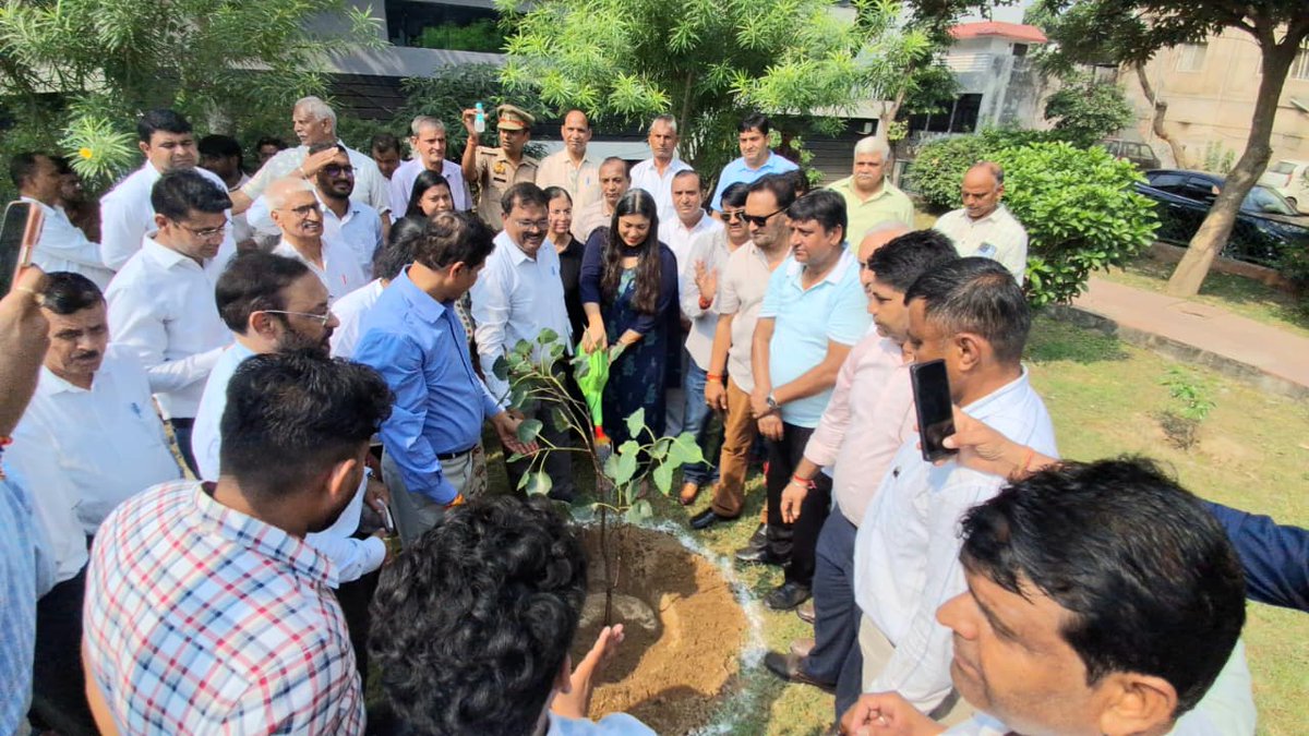 dmgbnagar's tweet photo. ग्रे0नोएडा के सेक्टर बीटा-01 का स्थलीय न���रीक्षण करRWA पदाधिकारियों एवं सेक्टरवासियों से संवाद किया और उनकी समस्याओं की जानकारी ली।मौके पर ही प्राधिकरण के संबंधित अधिकारियों को समस्याओं क��शीघ्र समाधान के निर्देशदिये।साथ ही,पार्क में पौधों का रोपण कर पर्यावरण संरक्षण का संदेश दिया। https://t.co/BSHbkPADQ7