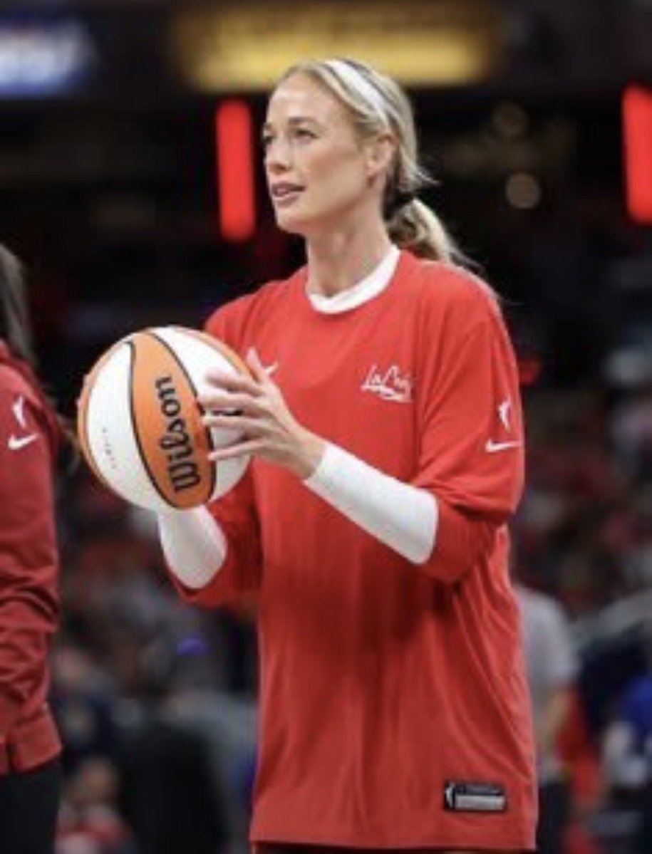 SophiellerCC's tweet photo. Go fever 😘 #IndianaFever #WNBA
#SophieCunningham #FeverNation
#Basketball https://t.co/RgVEHJc6Me