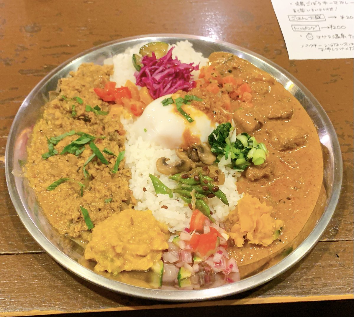tani20204's tweet photo. 昨日、かっぽうかぽうのKAPO Curryでポークししとうカレーと鶏ごぼうキーマカレーのあいがけにマサラ温泉たまごトッピング。
めっちゃ美味しかった！カレーもだけど副菜の１つ１つが美味しい🤤🍛 https://t.co/Tyi2LmcUh7