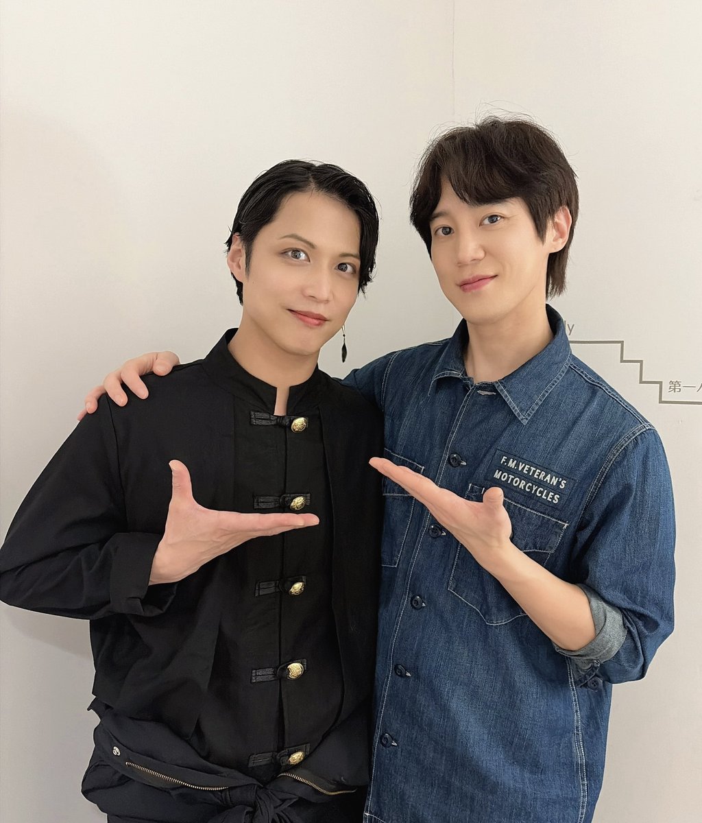 Koujiiwasaki's tweet photo. マーダーミステリーステージ
3作品 日替わり公演！！
『聖者の行進』終わりました。
昼、夜の2公演、ご来場いただいた皆さん、ありがとうございました。
一緒に時間を過ごせて嬉しかったです。

本日もソンモさん、サポートの皆様、差し入れをありがとうございました！
UKさん、ソンモさんと。 https://t.co/xo5q3zurJt
