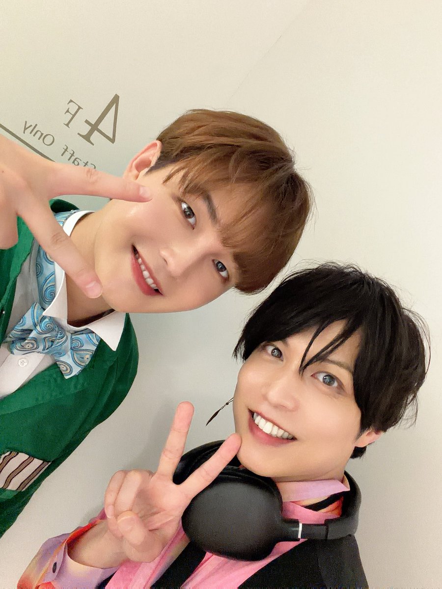 Koujiiwasaki's tweet photo. マーダーミステリーステージ
3作品 日替わり公演！！
『聖者の行進』終わりました。
昼、夜の2公演、ご来場いただいた皆さん、ありがとうございました。
一緒に時間を過ごせて嬉しかったです。

本日もソンモさん、サポートの皆様、差し入れをありがとうございました！
UKさん、ソンモさんと。 https://t.co/xo5q3zurJt