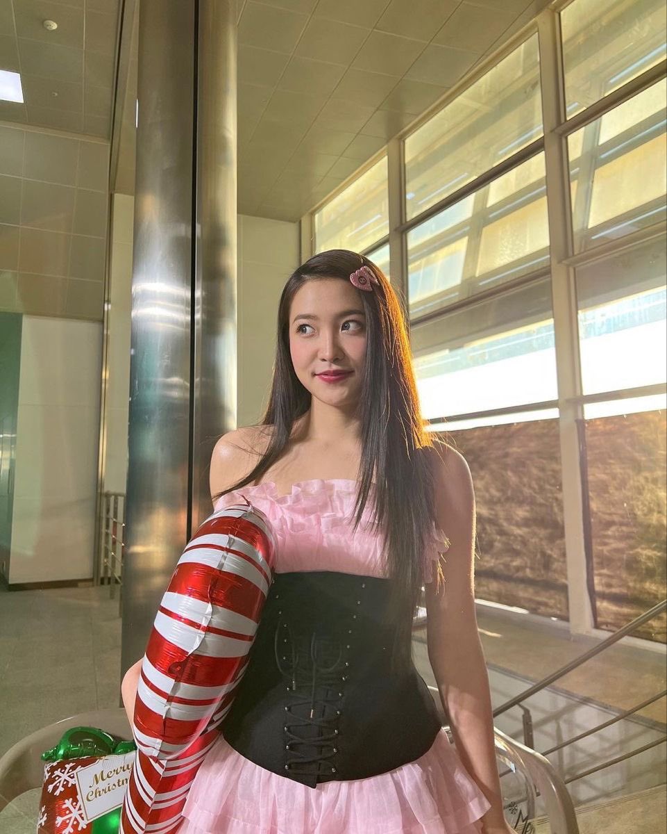 yaexrim's tweet photo. can i be your favourite girl? 😋 https://t.co/j4Zx3rO25t