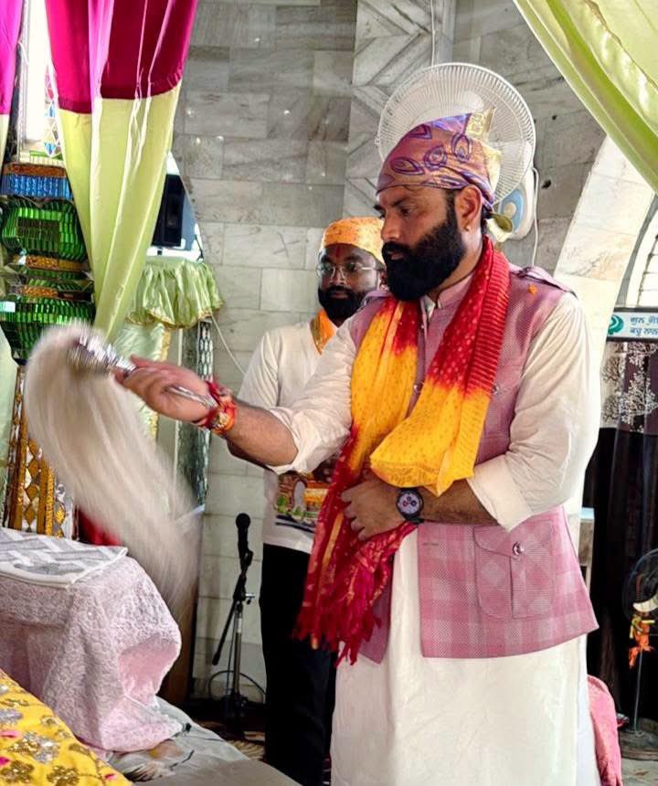 manojsthakur's tweet photo. सेवा ही समर्पण है, सेवा ही संस्कार है।🚩

आज मध्यप्रदेश में ‘सेवा यात्रा’ के आगमन पर भारतीय जनता युवा मोर्चा के राष्ट्रीय अध्यक्ष आदरणीय @drhemangjoshimp जी एवं प्रदेश अध्यक्ष श्री @shyamtailorsjr जी के साथ बेटमा स्थित गुरुद्वारा चरण पादुका साहिब पहुंचकर https://t.co/ocvMDsNGDH
