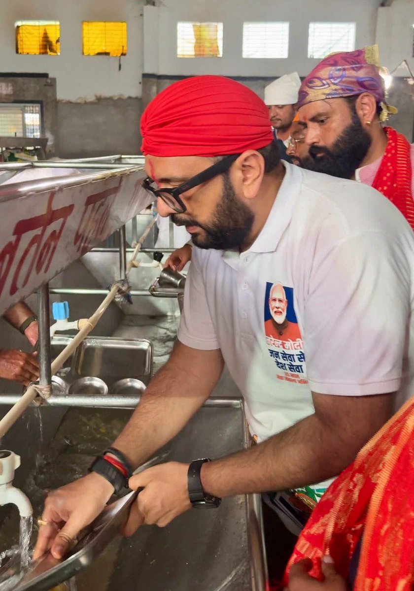 manojsthakur's tweet photo. सेवा ही समर्पण है, सेवा ही संस्कार है।🚩

आज मध्यप्रदेश में ‘सेवा यात्रा’ के आगमन पर भारतीय जनता युवा मोर्चा के राष्ट्रीय अध्यक्ष आदरणीय @drhemangjoshimp जी एवं प्रदेश अध्यक्ष श्री @shyamtailorsjr जी के साथ बेटमा स्थित गुरुद्वारा चरण पादुका साहिब पहुंचकर https://t.co/ocvMDsNGDH