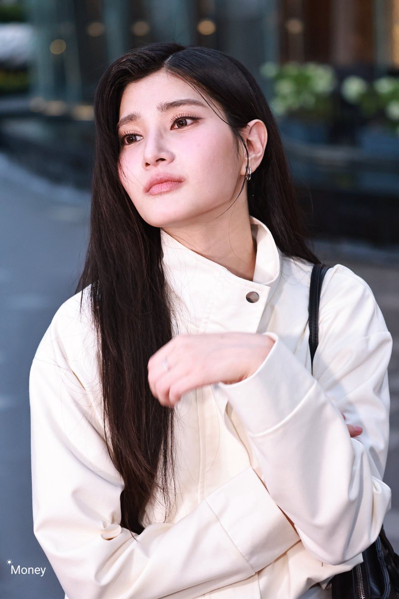 money_1633's tweet photo. "สบตาแล้วรู้เลย ใช่คนที่ฉันชอบ ลูกร้อนจนเป็นงี้ 

MABLE WITH WACAY AT EFW26
#WacayxMable
#Mable_siriwalee 
#WACAYxEFW26
#ElleFashionWeek2026 https://t.co/gwokL3LUn1