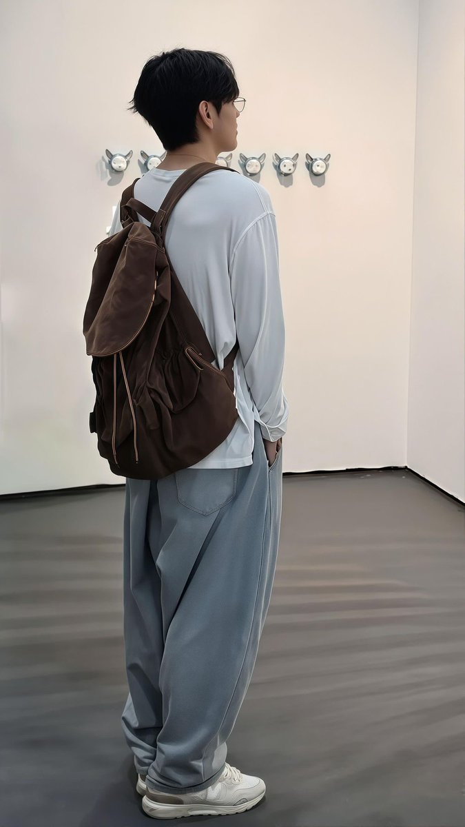 thvchapters1's tweet photo. Taehyung in a casual outfit just hits DIFFERENT. https://t.co/Bv4WBtwLzJ