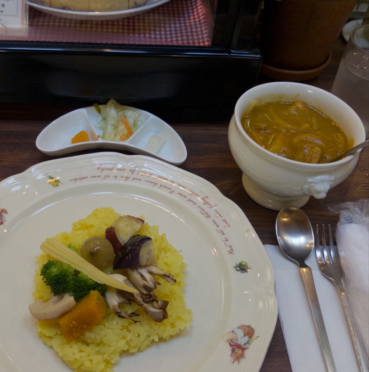 pgndwq's tweet photo. 少し辛くてお水飲んどったらお店のおばちゃんやってきて「カレーの辛さを水で流し込んだらあかんよ‼️もっと辛くなるで‼️」と。もうこれからは辛さから逃げません。ほんっっと激うまカレーだった。 https://t.co/qYh87TeLz1