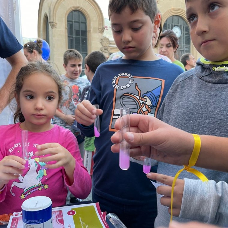 universitatURV's tweet photo. 🔬Torna la Nit Europea de la Recerca amb prop d’un centenar d’activitats arreu del territori! Més de 300 investigadors apropen la ciència a la ciutadania amb tallers, exposicions i xerrades. No t'ho perdis!

#NitRecercaTGN #NitRecerCAT26

👉https://t.co/6Y4wMNhhDd https://t.co/zc8qWl2jFI