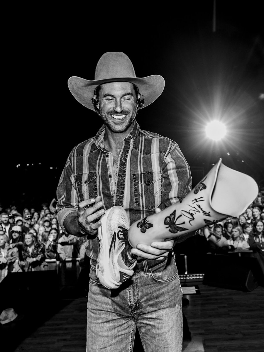 Rileygreenvtk78's tweet photo. New album, sold out shows, doing work on thrift stores across the country and signing prosthetic limbs… it’s a hell of a time to be on the road playin country music. #weouthere #cowboyasitgetstour https://t.co/1nEfgVIgPa