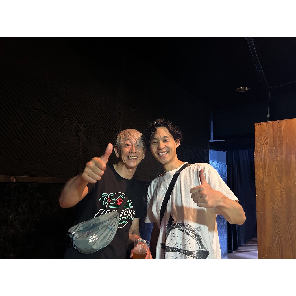 scrumsyrup's tweet photo. 松本での出会い。
ナイスガイなベーシスト、キョウヘイ君。 人柄が音にも表れるような、芯のある素敵な響きでした。🤘

by aniki 

#scrumsyrup #overspec #松本箱船 https://t.co/KCghjVLgC0