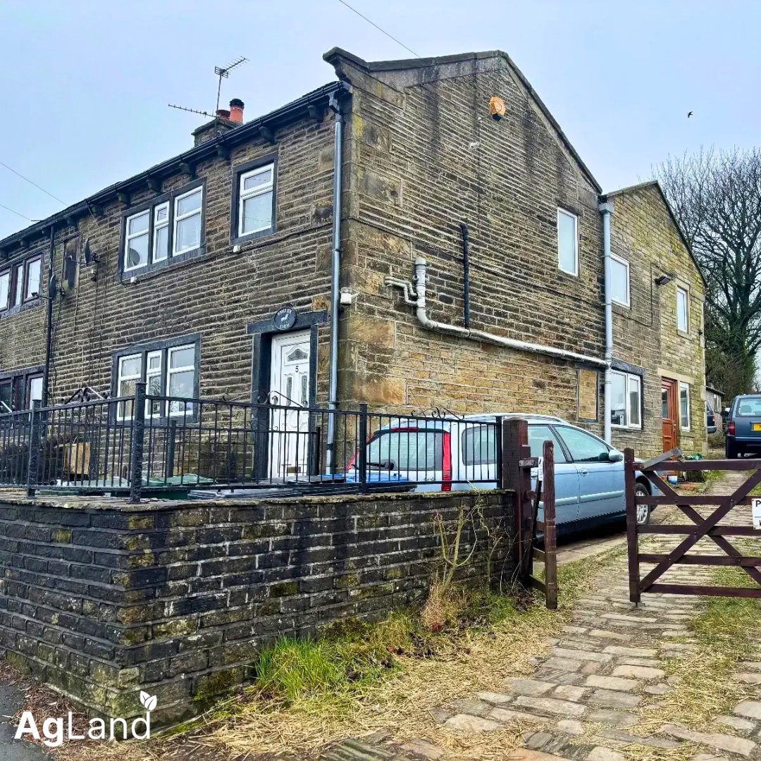 AgLandUK's tweet photo. NEW AGLAND SELLER LISTING 📢

A fantastic 4-acre equestrian setup on green belt land in West Yorkshire, featuring a stone-built 3-bedroom family home, five timber stables, two small barns, and a detached garage. https://t.co/tAaXgYz16v