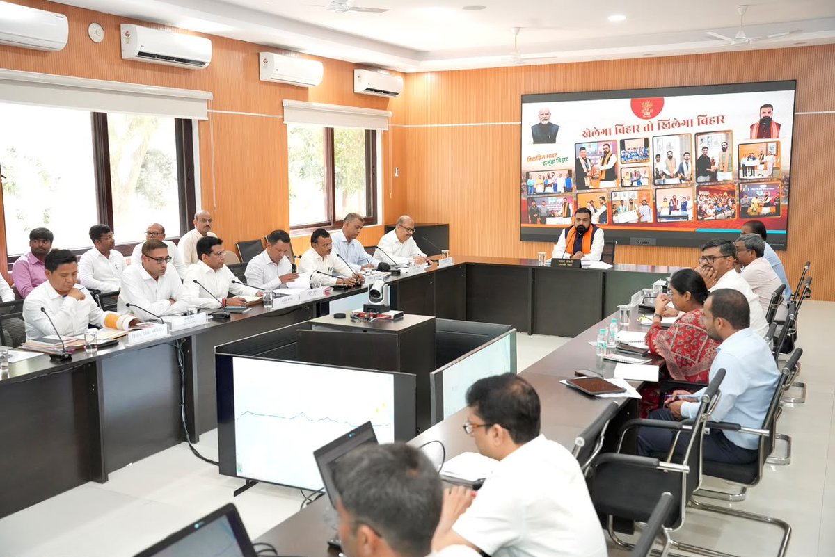 officecmbihar's tweet photo. माननीय मुख्यमंत्री श्री सम्राट चौधरी जी ने आज लोक सेवक आवास स्थित 'संकल्प' सभागार में 'बिहार गति' के अंतर्गत राज्य में क्रियान्वित 100 करोड़ रूपये से अधिक राशि की परियोजनाओं एवं अन्य केंद्र प्रायोजित तथा राज्य योजनाओं की समीक्षा की। https://t.co/iiTYwt1eif