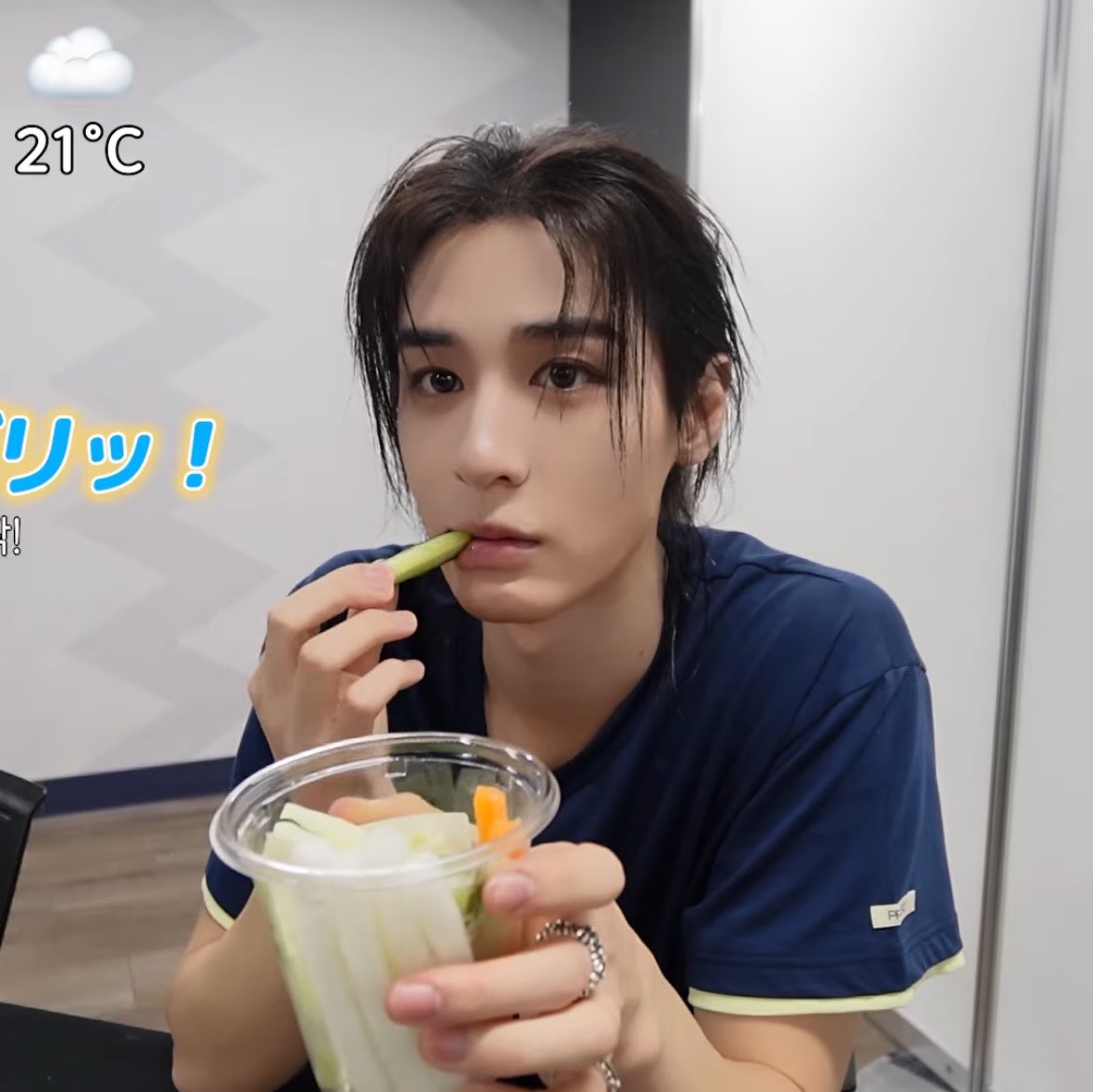 Han____ing's tweet photo. 기니피그처럼생긴애가 기니피그같은입으로 기니피그식단을 기니피그처럼먹고있으니까 기니탈트붕괴옴…. 리한의몸을탈취한기니피그인지 확인이필요함…. https://t.co/W4WdFPpDu5