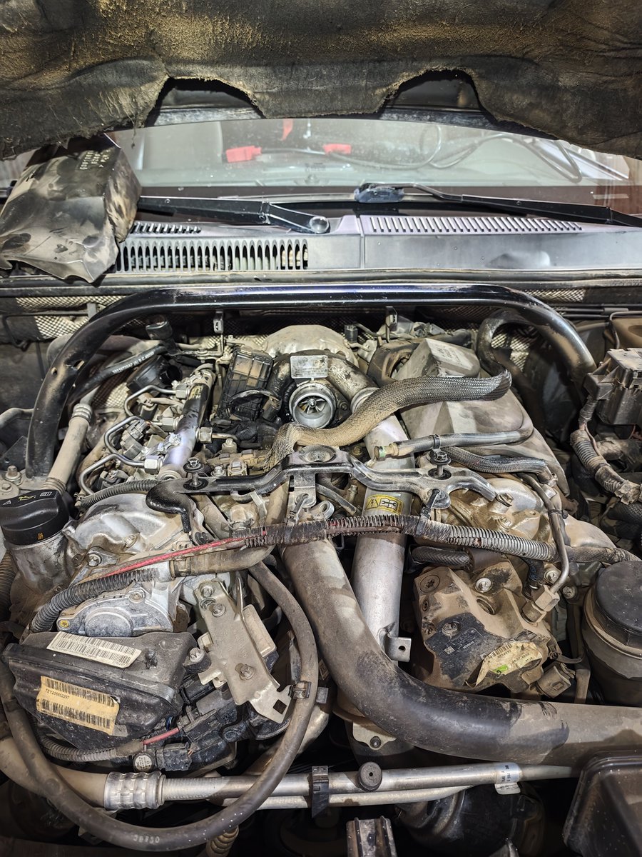 RomanBrunori's tweet photo. Apenas 352.000km está Grand Cherokee 3.0 crd.

Solo vengo a decirles que NO la compren si no quieren renegar para conseguir TODO.

El dueño estuvo unos meses juntando piezas para recién poderme traer la Chero.

Es un parto cambiar lo que sea, y aparte esta que está caminada y con sus años, está toda asquerosa y sucia. Un laburo muy verga honestamente. 

Miren dónde está el turbo, miren las cañerías y mangueras, es un laberinto mecánico. 

Ya tiene las 6 bujías glow cambiadas, el volante se llevó a retapizar y se reparo cinta del volante, hoy toca cambio de líquido refrigerante, frenos delanteros/traseros y cambiar poliv con su tensor. 

Increíble ver como un dueño encariñado con su vehículo, sigue apostando, por más km y uso que tenga. Ampliaremos.