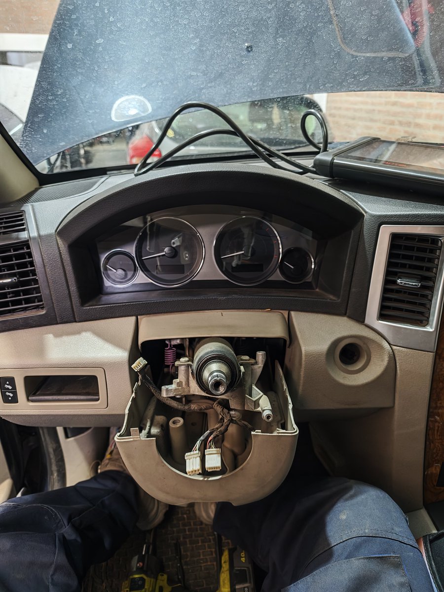RomanBrunori's tweet photo. Apenas 352.000km está Grand Cherokee 3.0 crd.

Solo vengo a decirles que NO la compren si no quieren renegar para conseguir TODO.

El dueño estuvo unos meses juntando piezas para recién poderme traer la Chero.

Es un parto cambiar lo que sea, y aparte esta que está caminada y con sus años, está toda asquerosa y sucia. Un laburo muy verga honestamente. 

Miren dónde está el turbo, miren las cañerías y mangueras, es un laberinto mecánico. 

Ya tiene las 6 bujías glow cambiadas, el volante se llevó a retapizar y se reparo cinta del volante, hoy toca cambio de líquido refrigerante, frenos delanteros/traseros y cambiar poliv con su tensor. 

Increíble ver como un dueño encariñado con su vehículo, sigue apostando, por más km y uso que tenga. Ampliaremos.