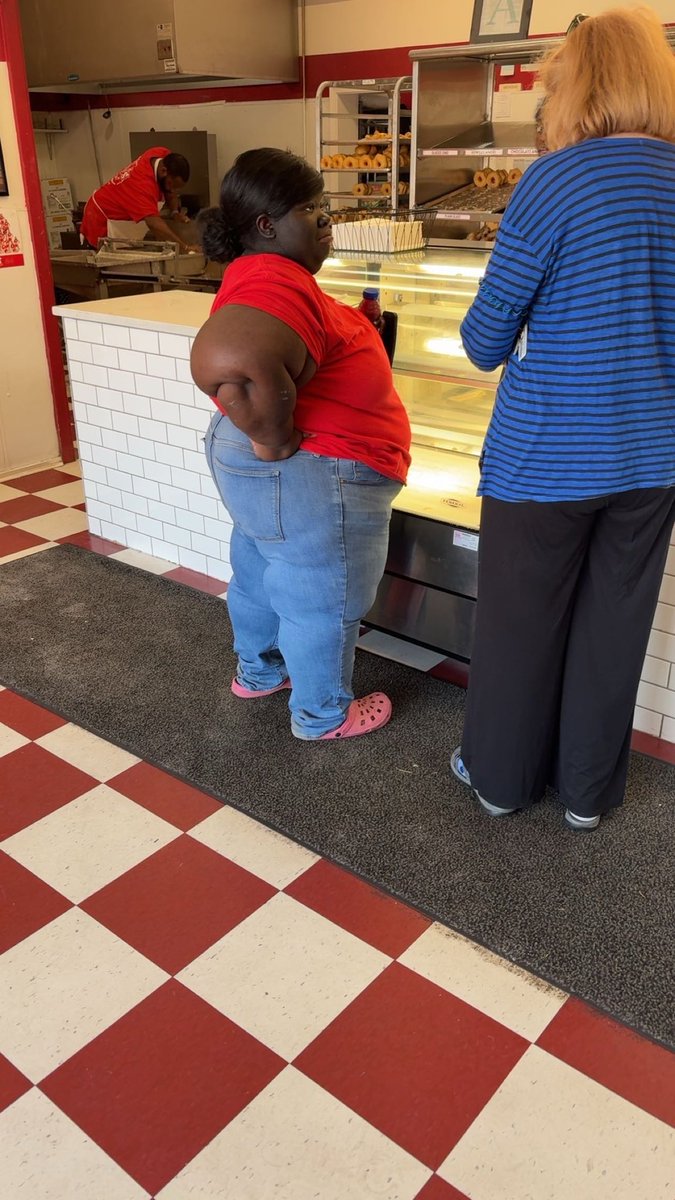ParkerSmithTx's tweet photo. Hung asf trying to get donuts.I run into this #obese ape. #WTF #Fatass #hitthegym https://t.co/vTrIducbKz