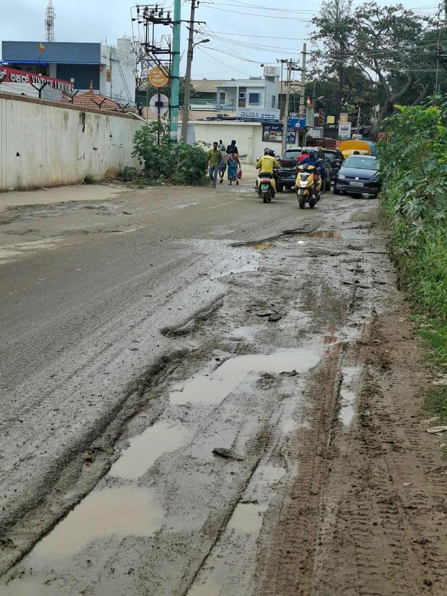 voiceofmandur's tweet photo. Mandur Panchayat- Bommenhallli to Huskur Road #indifference #governancefailure #bangalorelife #completeapathy @bbmp.official; @ALimbavali  @bwssb_official; @bescom_official; @blrcitypolice; @dkshivakumar; @krishnabyregowda; @satish_jarkiholi_offl; @karnataka_cmo; @narendramodi; https://t.co/EIfI8Xu4CY