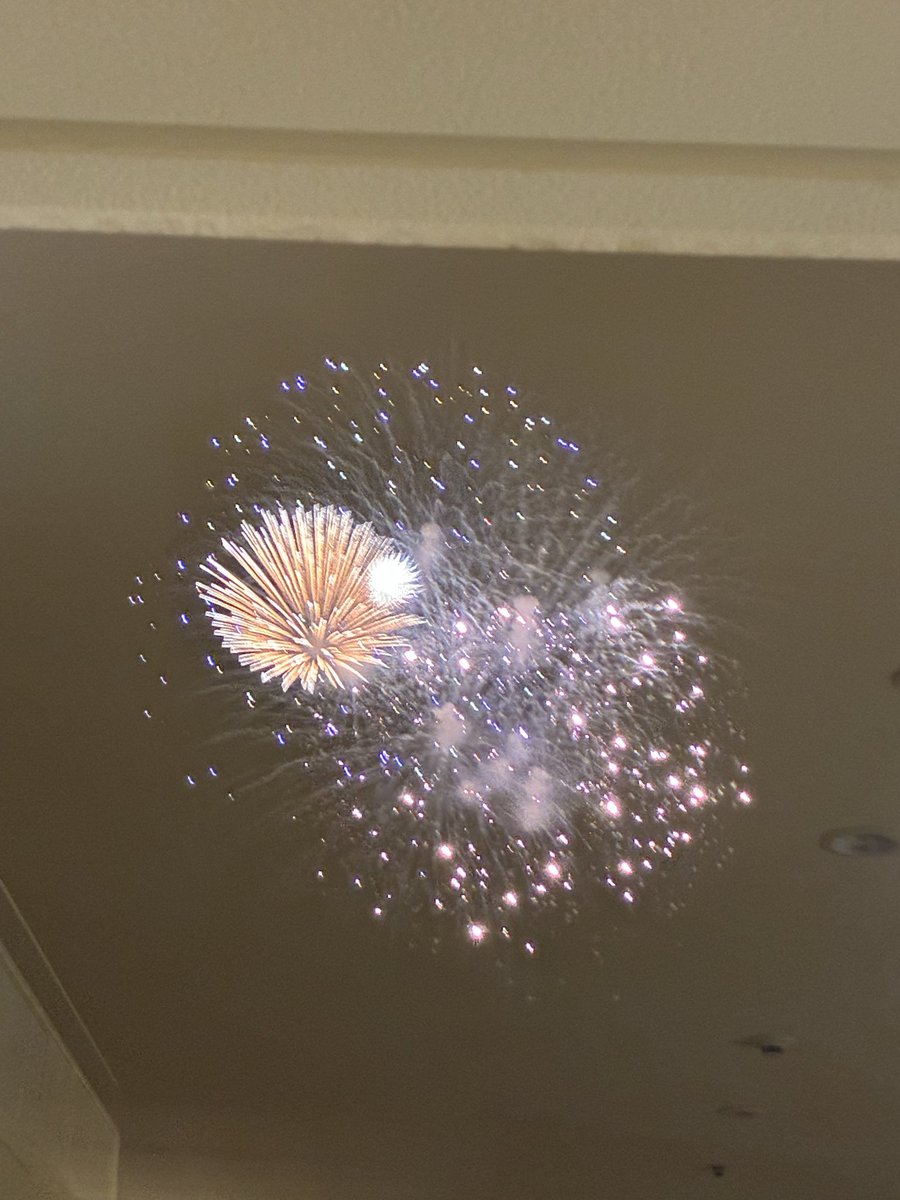 masumitomickey's tweet photo. ボケーッと缶ビール飲みながらTV観てたら、窓の向こうから音が‼️🎇🎆✨　慌ててスマホを持って窓側へ‼️  久し振りに部屋の窓から花火🎇🎆が見れました‼️  この前はドローン（別の部屋）、今日は花火🎇🎆幸せです‼️   アンバサダーホテル https://t.co/hEUmMNktp7