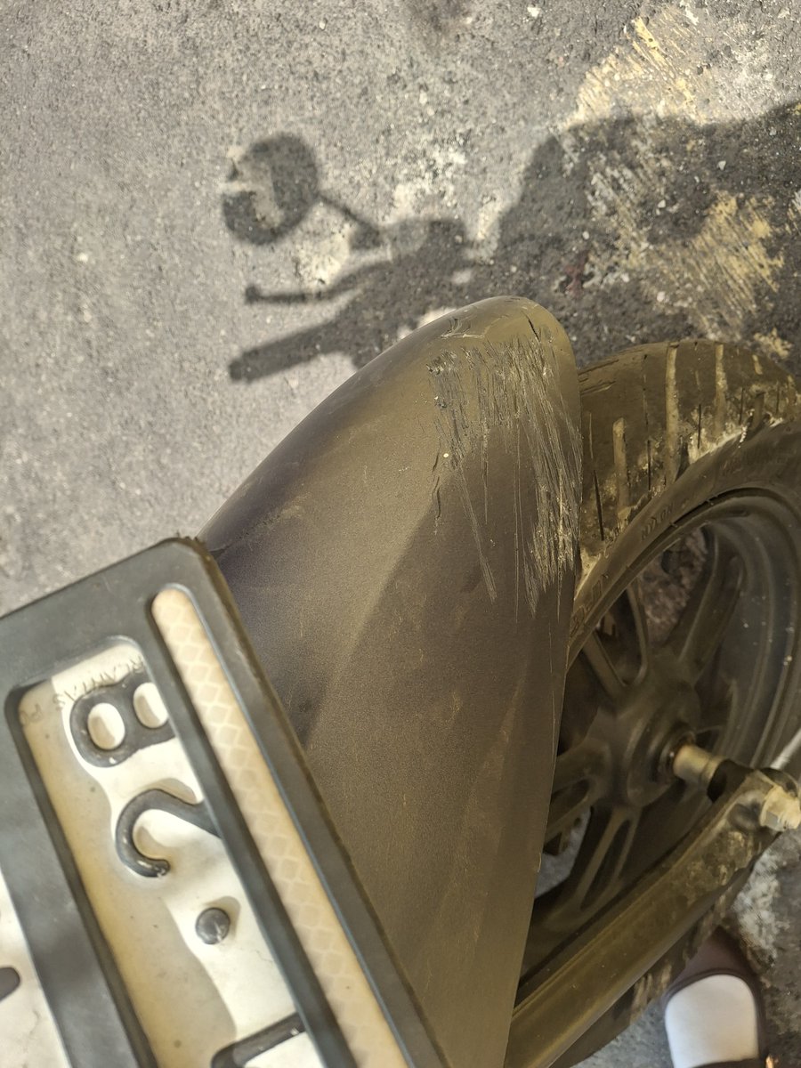 oceanleavess's tweet photo. NEED HELP!!!
Tolong kasih tau kalau motor baret-baret kaya gini harus apa?😔
Pengen balik mulus, solusi satu-satunya harus ganti body kah?
#ask #zonauangㅤ https://t.co/LPr0ZPIXhg