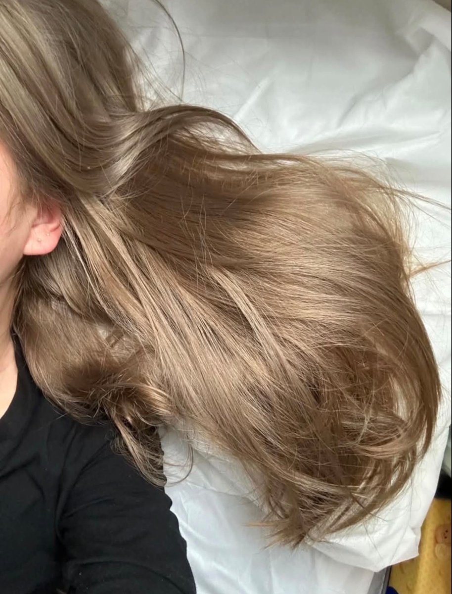 liecenses's tweet photo. MAKASIH MBAK WATSONS yang saranin ini !!! 😭💗
Ini No bleaching yah warna milk tea nya cakep bgtt..
Pakenya kayak shampoo aja di massage bentar &amp; hasil nya gong bgtt 🥹 https://t.co/BNtDqVQOYI
