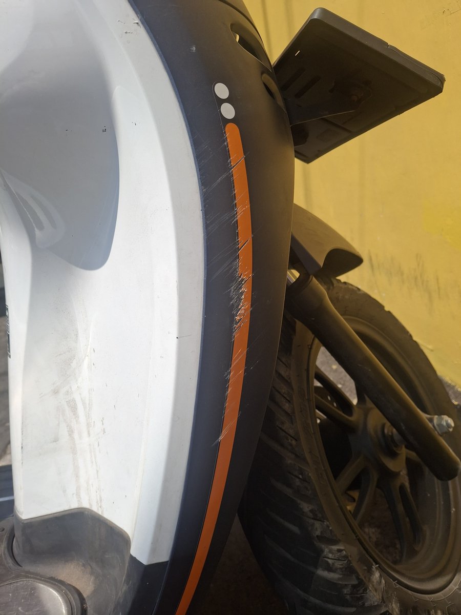 oceanleavess's tweet photo. NEED HELP!!!
Tolong kasih tau kalau motor baret-baret kaya gini harus apa?😔
Pengen balik mulus, solusi satu-satunya harus ganti body kah?
#ask #zonauangㅤ https://t.co/LPr0ZPIXhg