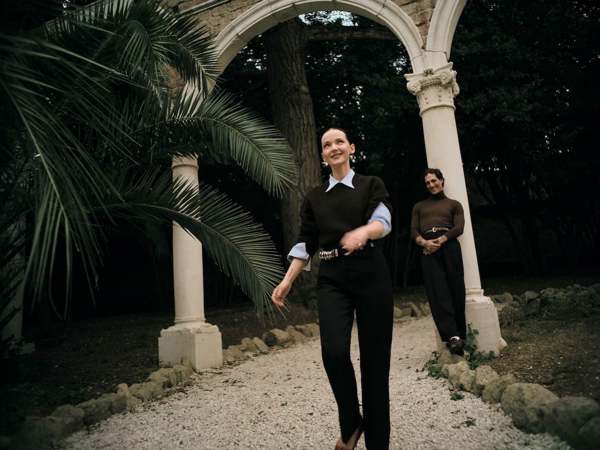 voguejp's tweet photo. ダミアーノ・デイヴィッドがプロポーズしたのも、ここロスだった。それは、ごく普通の一日のことだった。ふたりは旅行の荷造りをしている最中で、ダヴ・キャメロンは髪を洗ったばかり、メイクもしていなかった。誰もが入念に計画されたロマンティックなプロポーズを夢見るものだが、「ふたりの世界は、もう十分すぎるほど華やかだ」と彼は彼女に伝えたという。

https://t.co/JJlg7Ugccj